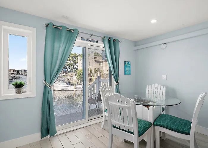 Apartment Beautiful Bayfront Retreat Near Jolly Roger, Sunset Views