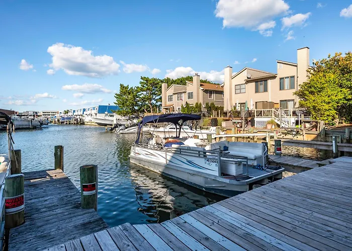 Beautiful Bayfront Retreat Near Jolly Roger, Sunset Views Apartment