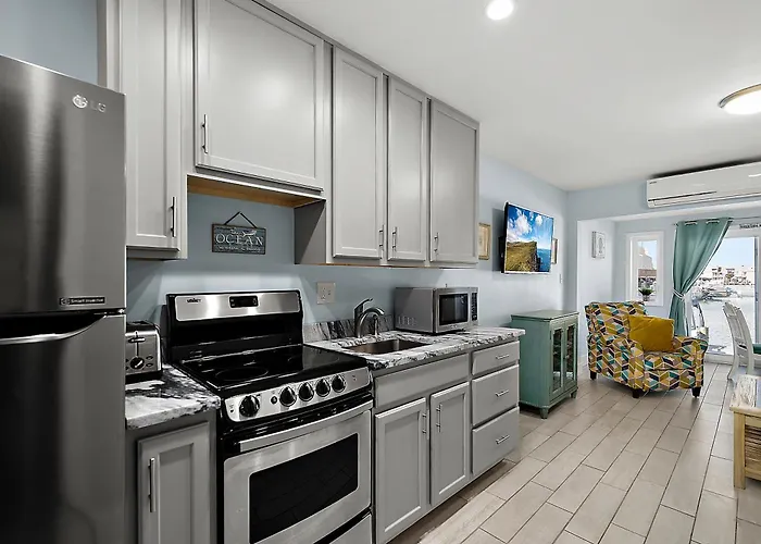 Apartment Beautiful Bayfront Retreat Near Jolly Roger, Sunset Views *