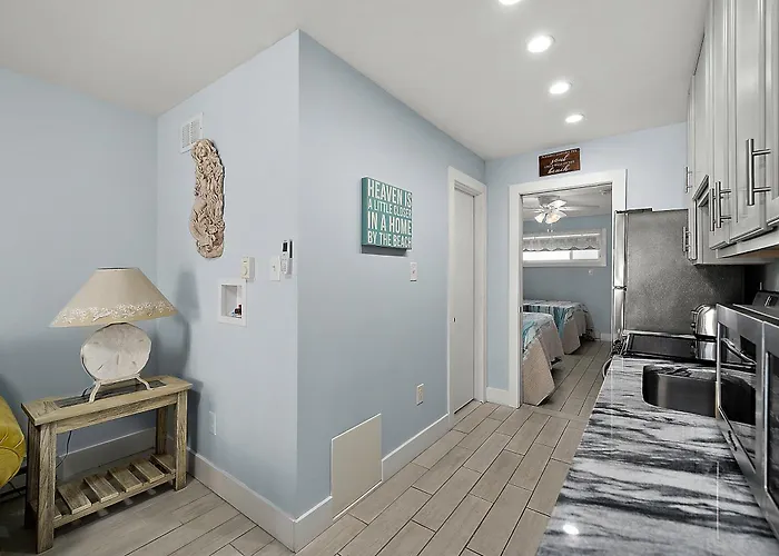 Apartment Beautiful Bayfront Retreat Near Jolly Roger, Sunset Views *