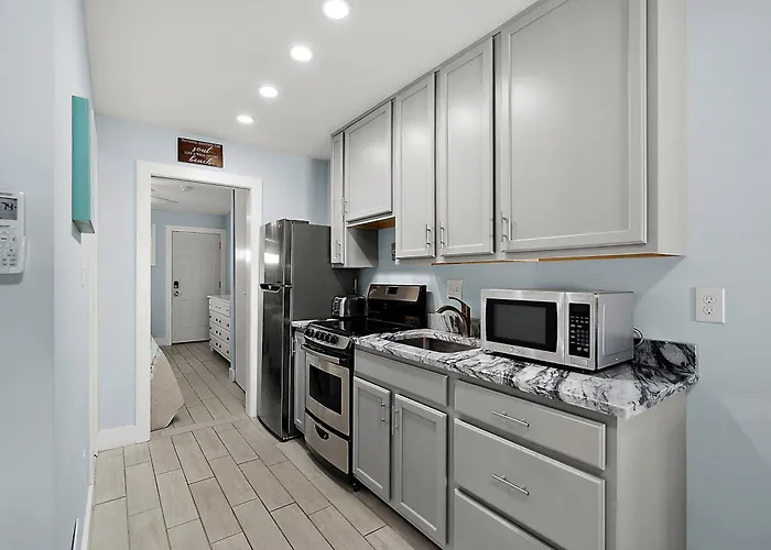 Apartment Beautiful Bayfront Retreat Near Jolly Roger, Sunset Views