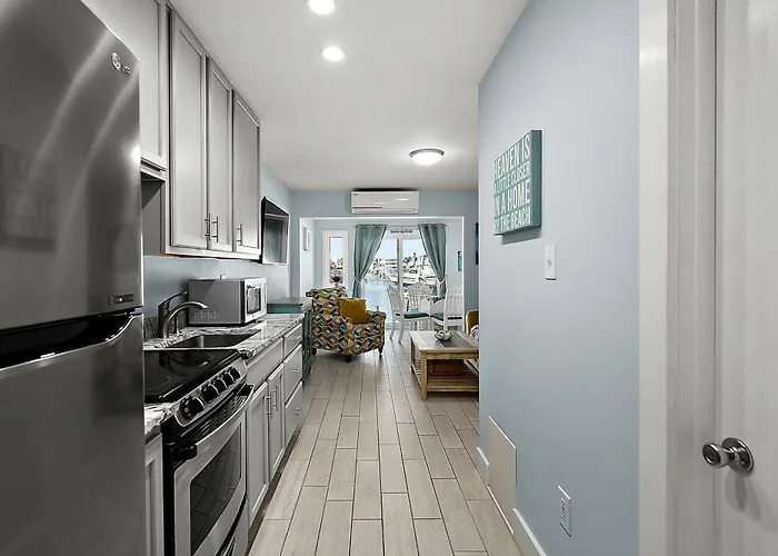 Beautiful Bayfront Retreat Near Jolly Roger, Sunset Views *