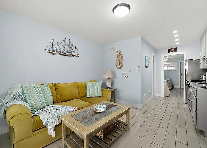 Beautiful Bayfront Retreat Near Jolly Roger, Sunset Views