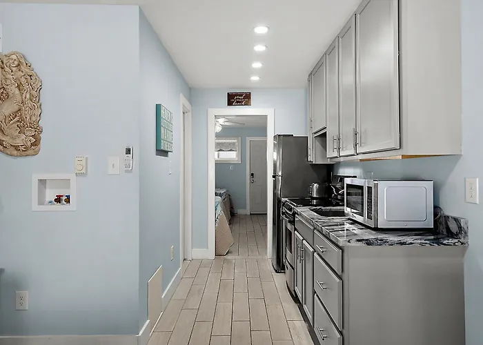 Beautiful Bayfront Retreat Near Jolly Roger, Sunset Views Apartment *