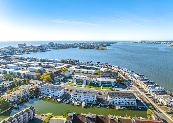 Beautiful Bayfront Retreat Near Jolly Roger, Sunset Views